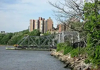 Une vue du pont du sud le long de l'Hudson.