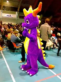 Photo d'un cosplay d'un dragon violet de profil.