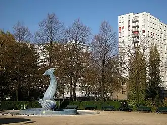 Vue du square Saint-Éloi et de la baleine bleue.
