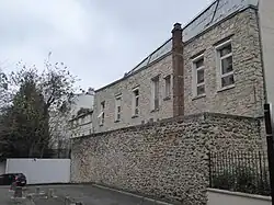 Mur et ancienne fabrique.