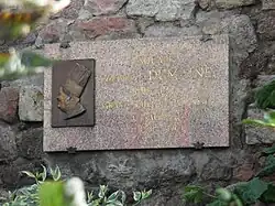 Plaque du square Alexandre-Dumaine, en face du restaurant.