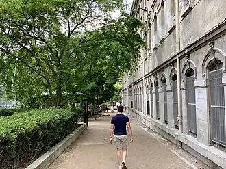 Allée longeant le lycée Jacques-Decour.