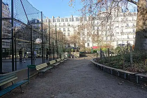 Terrain de football et de basket-ball (à gauche).