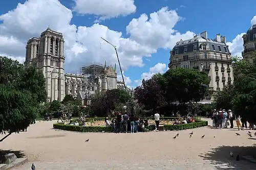 Le square en direction de Notre-Dame.
