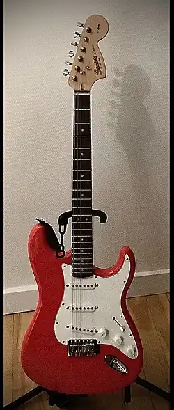 Une Squier Stratocaster rouge, série Affinity