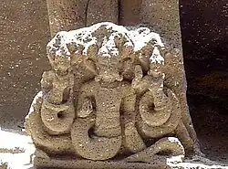 Statue d'une déesse-serpent au temple de Kailâsanâtha à Ellorâ.