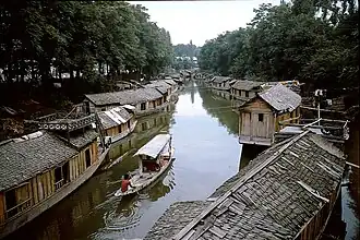 Houseboats alignés le long d'un canal à Srinagar, Jammu-et-Cachemire, Inde.