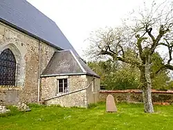 Stèle "En souvenir de nos ancêtres", ancien cimetière.