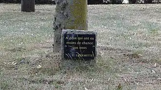 Stèle G. Lhermitte : « A ceux qui ont eu moins de chance que nous ».