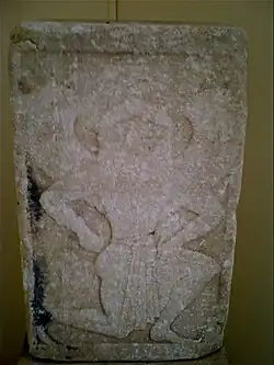 Relief funéraire (?) représentant une gorgone courant (A172). Début du VIe&nbsp;siècle&nbsp;av. J.-C.