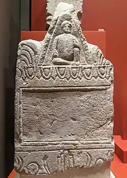 Stèle avec personnage assis vu de face