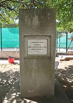 Plaque en face du no&nbsp;90.