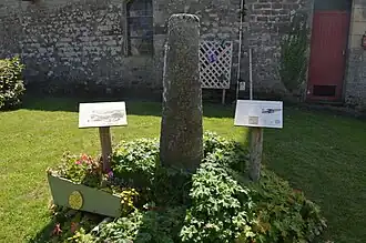 Stèle funéraire (actuellement place de l'église d'Inguiniel).