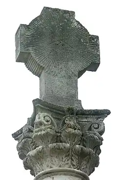 Stèle « maçonnique », face tournée vers l'église.