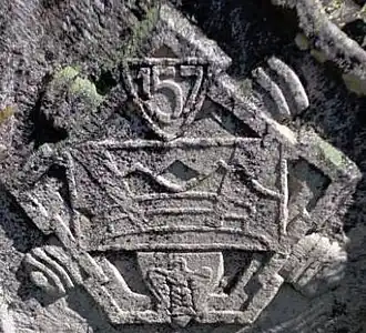 Bas-relief portant l'insigne du 157e RAP.