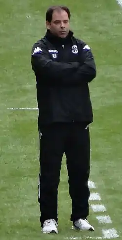 Stéphane Moulin, alors entraîneur du Angers SCO, sur un bord de terrain.