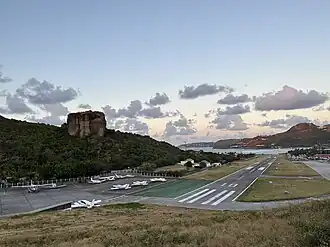 La piste avec vue sur le quartier Le Château à gauche.