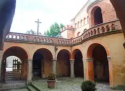 Le Campo Santo, rajouté à l'entrée de l'église en 1861.