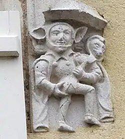 Les retombants en cul-de-lampe représentent d'un côté un joueur de chabrette et, de l'autre, un bouffon qui tient de la main gauche une marotte à face d'animal.