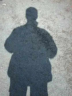 Sa véritable identité reste un mystère