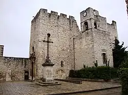 Église Saint-Laurent de Saint-Laurent-des-Arbres (Gard), construite au XIIe&nbsp;siècle, fortifiée au XIVe&nbsp;siècle.