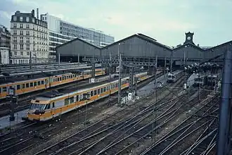 RTG en gare de Paris Saint-Lazare en attente de départ, avant 1987.