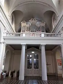 La porte principale et l’orgue.