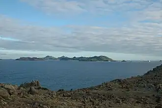 Saint-Barthélemy vue depuis l'île Forchue, avec Colombier au centre.