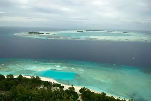 Vue aérienne de l'atoll Saint-Joseph depuis l'île d'Arros.