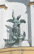 Statue de saint Michel au-dessus de l'entrée