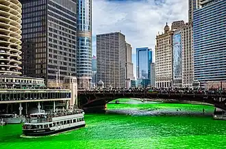 À Chicago, le jour de la fête de la Saint-Patrick, la rivière Chicago est teinte en vert depuis 1962(en) Karen Farrington, Nick Constable, St. Patrick's Day: A Celebration, Book Sales, 1998, p. 88..