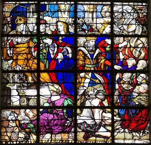 Élément de vitrail. Deux scènes sont représentées. À gauche, un homme couronné sur un trône discute avec une femme blonde. À leurs pieds gisent la tête et le corps d'une femme. À droite, le même homme fait face à de nombreux hommes agenouillés, suppliants. La même femme blonde se tient debout à ses côtés, parlant aux hommes à genoux.