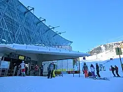 Entrée de la gare aval avec vue sur la ligne