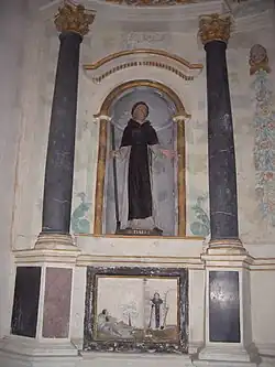 Un des autels de la chapelle Saint-Fiacre de Radenac : statue de Saint Fiacre.