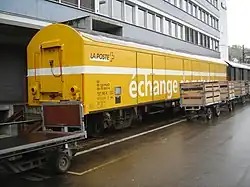 Allège postale, au premier plan des tapissières.