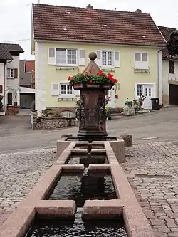 Fontaine avec abreuvoirs (XIXe&nbsp;siècle).