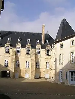 Façade sur la petite cour Est.