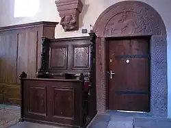 Stalles (XVIIIe&nbsp;siècle) ; corbeau roman ; porte encastrée (XVIIe&nbsp;siècle)