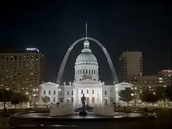 L'Old Courthouse et la Gateway Arch.