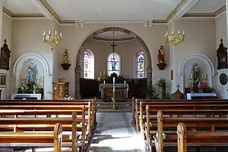 Vue intérieure de la nefvers le chœur.