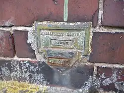 Un repère de nivellement « console », situé sur la commune de Saint-Remy-en-l'Eau (Oise).