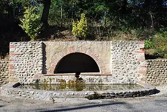 Cet abreuvoir alimenté par une source a une eau très froide et les habitants avaient l'habitude d'y déposer les bouteilles pour les rafraîchir. Au fond de la voute, on a retrouvé une inscription « seguela 1867 ».