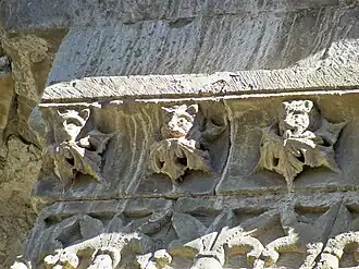 Feuilles de figuier dans la gueule de lion.