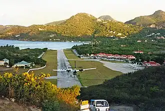 Avion en phase d'atterrissage au-dessus de la colline de la Tourmente.