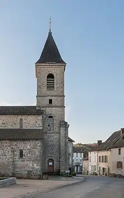 Le clocher néo-roman du XIXe siècle.