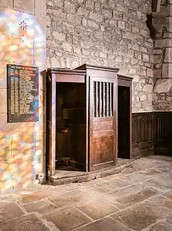 Un des deux confessionnaux simplistes de l'église.