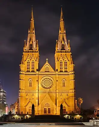La cathédrale Sainte-Marie vue de nuit.