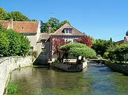 L'ancien moulin, établi sur la Nonette et transformé en minoterie en 1911, avant de cesser son activité en 1937
