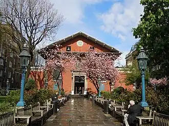 Vue de la façade côté Ouest.