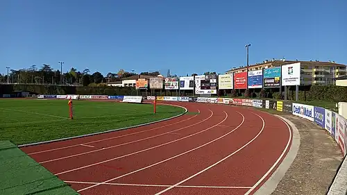 La piste d’athéisme entourant le terrain.